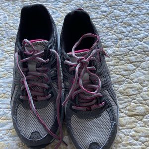 Athletic shoes. Bought off Poshmark, Didn’t fit.